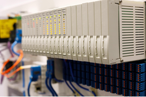 Programmable Logic Controller (PLC): Definícia, typy, pracovný princíp a aplikácie